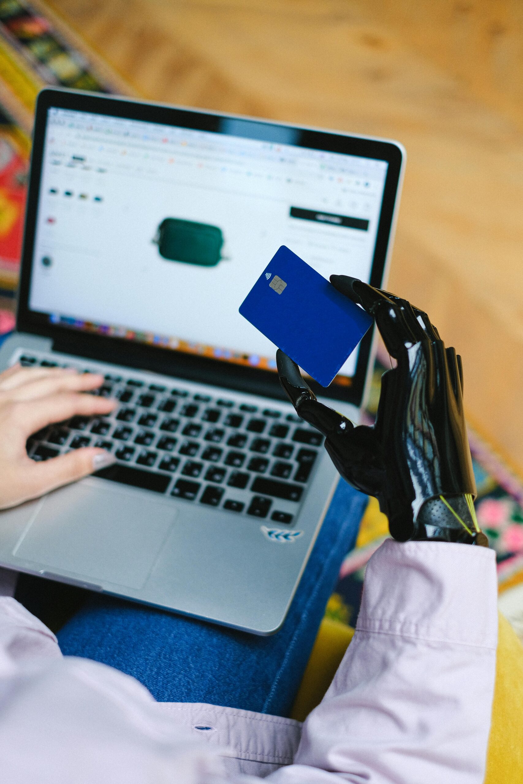 Laptop-användare med protes