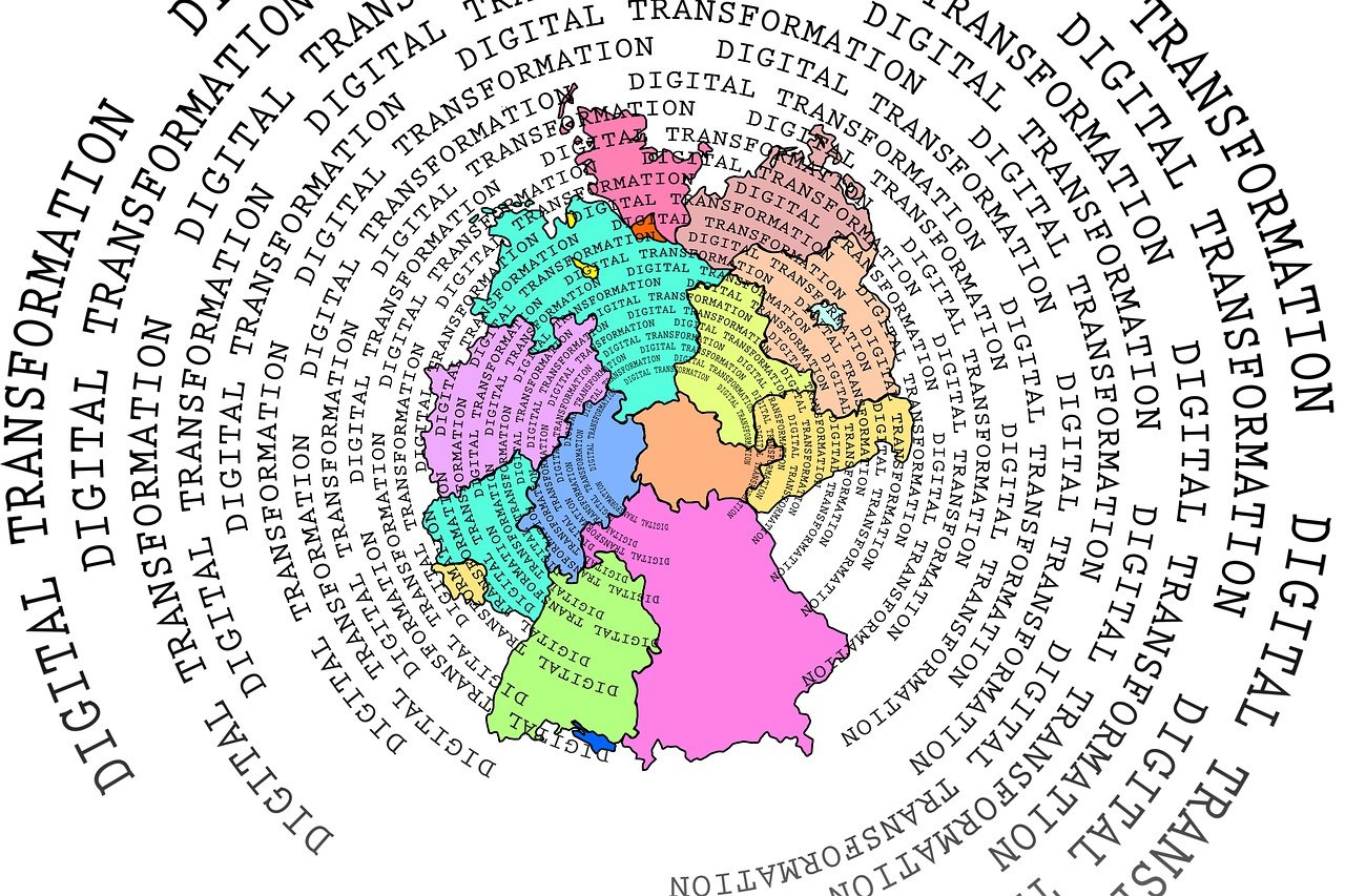 Färgkodad karta över Tyskland där varje delstat är markerad i olika färger. Runt och ovanpå kartan står orden 'DIGITAL TRANSFORMATION' upprepade i cirklar som strålar utåt från mitten.